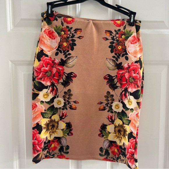 Forever 21 Dresses & Skirts - Forever 21 stretch tan floral mini skirt Medium